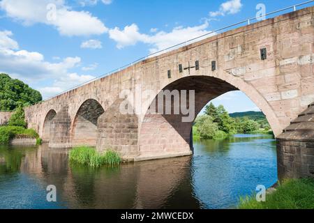 Werra-Brücke in der Nähe von Vacha, alte Steinbogenbrücke aus Naturstein über dem Fluss Werra, Thüringen, Deutschland Stockfoto