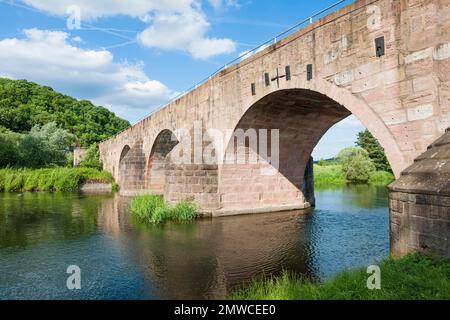 Werra-Brücke in der Nähe von Vacha, alte Steinbogenbrücke aus Naturstein über dem Fluss Werra, Thüringen, Deutschland Stockfoto