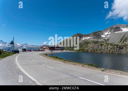 Alpenlandschaft in der Nähe des Nufenen-Passes mit dem Finsteraarhorn im Hintergrund, Ulrichen, Valais, Schweiz Stockfoto