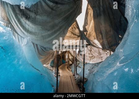 Eisgrotte des Rhone-Gletschers, bedeckt mit weißen Planen zum Schutz vor Schmelzen, Oberwald, Wallis, Schweiz Stockfoto