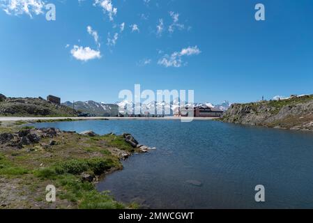 Alpenlandschaft in der Nähe des Nufenen-Passes mit dem Finsteraarhorn im Hintergrund, Ulrichen, Valais, Schweiz Stockfoto