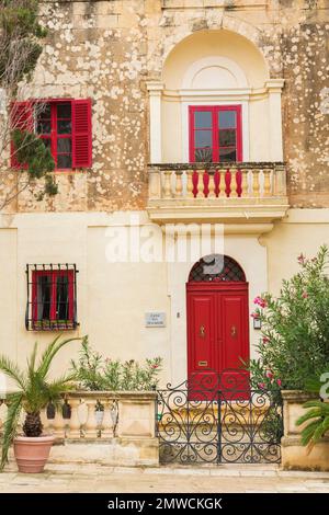 Alte Casa del Tesoriere architektonische Gebäudefassade mit Vorgarten in der alten mittelalterlichen Stadt Mdina, Malta. Stockfoto