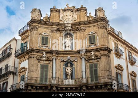 Fassade, die die Sommersaison mit Statuen von Philipp II. Und Santa Ninfa, Quattro Canti, Palermo, Sizilien, Italien darstellt Stockfoto