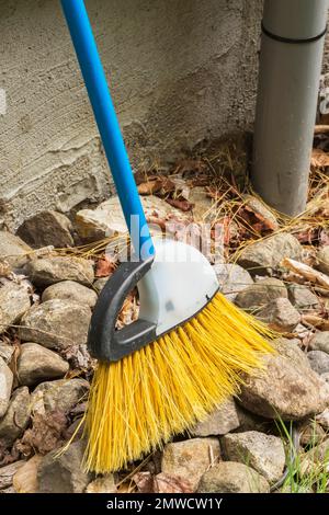 Besen an der Felsgrenze, lehnt sich an die Außenwand des Hauses, Quebec, Kanada Stockfoto