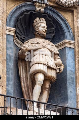 Statue von König Philipp IV. An der Fassade von Quattro Canti, Piazza Vigliena, Palermo, Sizilien, Italien Stockfoto