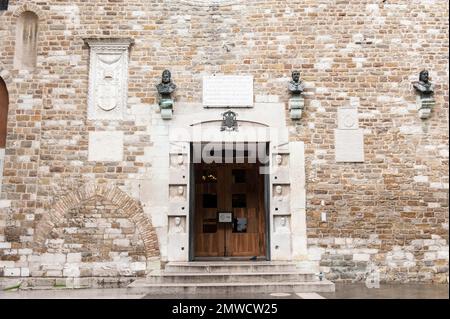 Eingang, Haupteingang, Protest, Wappen, Büsten, Der Pfahl ist ein gesägtes römisches Grab, die Kathedrale von San Giusto, Colle di San Giusto, Triest, Friuli Stockfoto