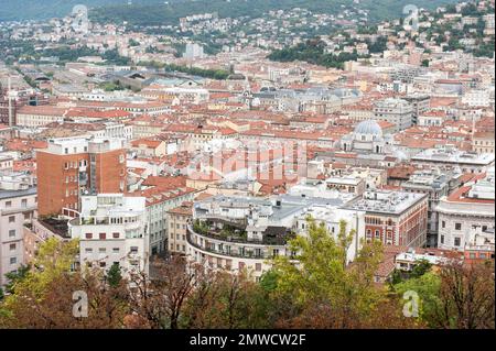 Blick auf das Stadtzentrum vom Hügel Colle di San Giusto, der Altstadt von Triest, Triest, Friaul-Julisch Venetien, Italien Stockfoto