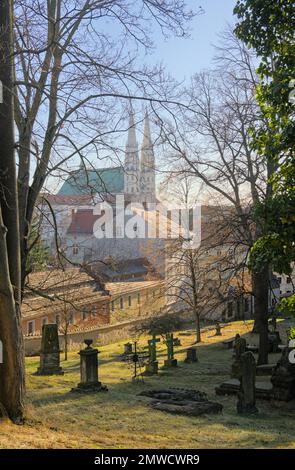 Nikolaifriedhof Goerlitz, Blick über die Gräber bis St. Peter und Paul, Herbst, Winter, niedrige Sonne Stockfoto