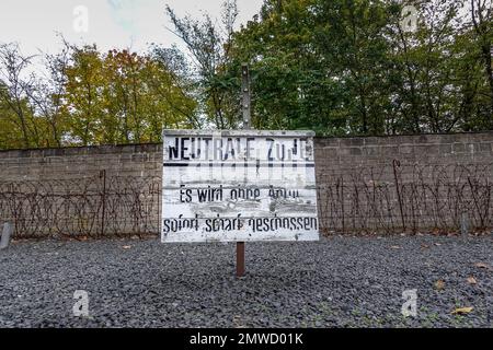 Warnschild, Wand, Stacheldraht, Konzentrationslager Sachsenhausen Gedenkstätte und Museum, Oranienburg, Oberhavel County, Brandenburg, Deutschland Stockfoto