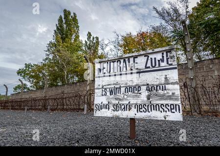 Warnschild, Wand, Stacheldraht, Konzentrationslager Sachsenhausen Gedenkstätte und Museum, Oranienburg, Oberhavel County, Brandenburg, Deutschland Stockfoto