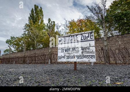 Warnschild, Wand, Stacheldraht, Konzentrationslager Sachsenhausen Gedenkstätte und Museum, Oranienburg, Oberhavel County, Brandenburg, Deutschland Stockfoto