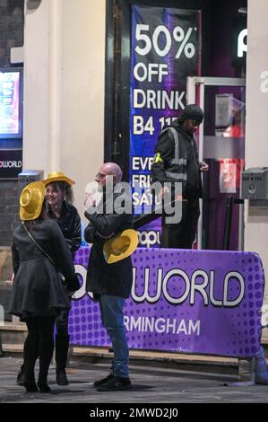 Birmingham, 1. Februar 2023 - die Revellers verabschiedeten sich vom Dry January und hallo zum Free-for-all Februar, als sie am Mittwochabend in der Broad Street in Birmingham einen Partyabend genossen. Quelle: Stop Press Media/Alamy Live News Stockfoto