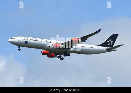 Präfektur Chiba, Japan - 18. Mai 2019: Scandinavian Airlines System (SAS) Star Alliance Livery Airbus A340-300 (OY-KBM) Passagierflugzeug. Stockfoto