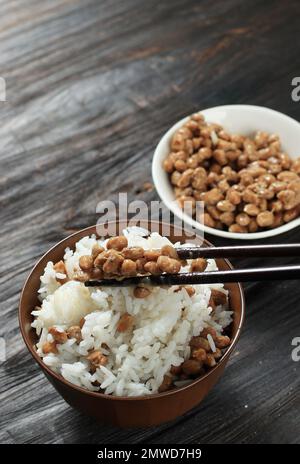 Natto über weißem Reis, auf Holztisch Stockfoto