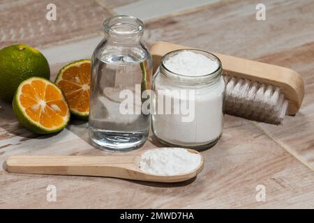 Backpulver – Natriumbicarbonat, Essig und Zitrone; Reinigungsmittel. Stockfoto