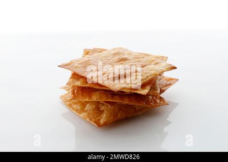 Frittierte Wonton Knödel-Geschenkpapierhaut oder Kulit Pangsit Goreng. Isoliert auf Weiß Stockfoto