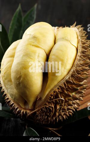 Nahaufnahme des Durian Monthong über Black Wood Background, König der Früchte aus Thailand in der Sommersaison Stockfoto