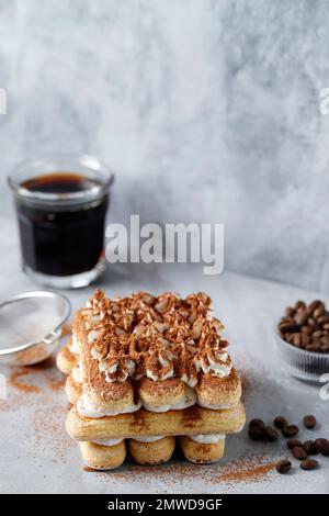 Kein Backen Tiramisu italienischer Dessertkuchen auf grauem Zement-Hintergrund Stockfoto