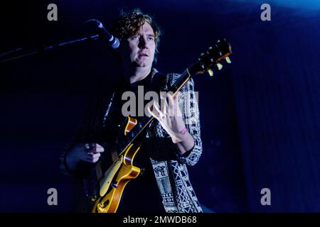 Mailand, Italien. 01. Februar 2023. Luke Pritchard von der englischen Pop-Band von Kooks tritt live auf der Bühne im Fabrique in Mailand auf. (Foto: Mairo Cinquetti/SOPA Images/Sipa USA) Guthaben: SIPA USA/Alamy Live News Stockfoto