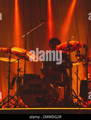 Mailand, Italien, 01. Februar 2023. Die britische Indie-Rockband The Kooks tritt live im Fabrique in Mailand auf. Credits: Maria Laura Arturi/Alamy Live News Stockfoto