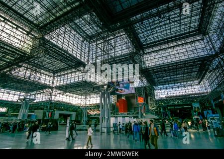 New York, NY - USA - 28. Januar 2023 Horizontale Innenansicht der Besucher einer Messe im berühmten Jacob K. Javits Convention Center. Stockfoto