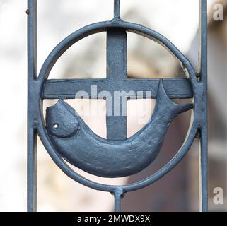 Christliches Symbol Fischen und Kreuzen am Zaun, Alte Kirche Coswig, Sachsen, Deutschland Stockfoto