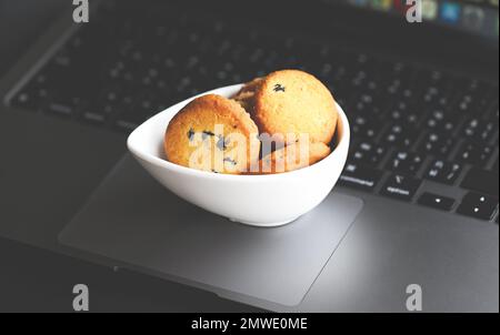 internet-Cookies, Mini-Cookies auf Tastatur-Laptop für Internet-Browser-Cookies Konzept Stockfoto