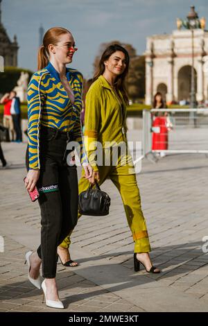 Gäste, die während der Paris Fashion Week im Frühling 2019 jeweils eine Vorstellung vor sich haben Stockfoto