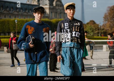 Gäste, die während der Paris Fashion Week im Frühling 2019 jeweils eine Vorstellung vor sich haben Stockfoto