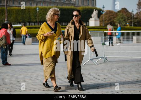 Gäste, die während der Paris Fashion Week im Frühling 2019 jeweils eine Vorstellung vor sich haben Stockfoto