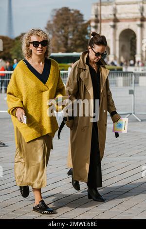 Gäste, die während der Paris Fashion Week im Frühling 2019 jeweils eine Vorstellung vor sich haben Stockfoto