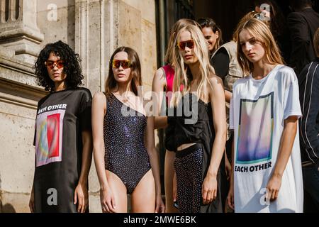 Modelle außerhalb der jeweils anderen Show während der Paris Fashion Week Damenbekleidung Frühlingssommer 2019 Stockfoto