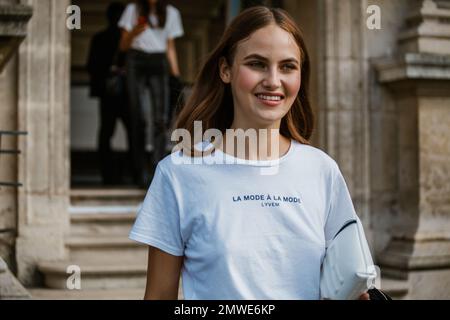 Ein Model, das sich auf der Paris Fashion Week im Frühling 2019 vor X anderen Shows zeigt Stockfoto