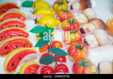 Frutta Martorana, traditionelles Marzipan Süßigkeiten, Cefalu, Sizilien, Italien Stockfoto