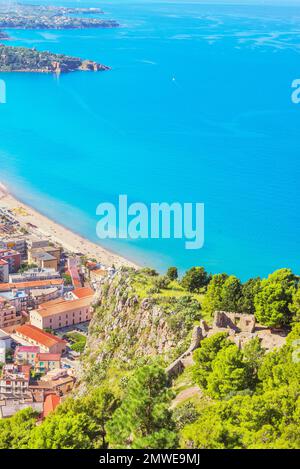 Cefalu Stadt und Küste, erhöhte Aussicht, Cefalu, Sizilien, Italien Stockfoto