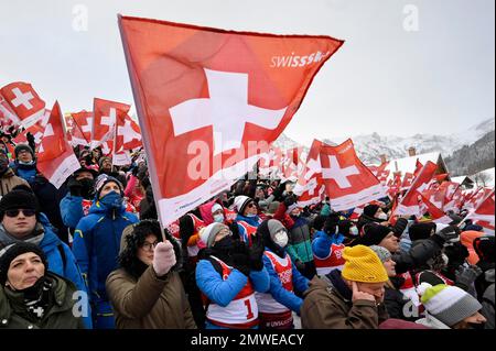 Schweizer Fans mit Flaggen, Adelboden, Schweiz Stockfoto