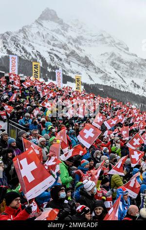 Schweizer Fans mit Flaggen, Adelboden, Schweiz Stockfoto