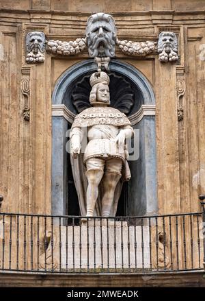 Statue von König Philipp III. An der Fassade von Quattro Canti, Piazza Vigliena, Palermo, Sizilien, Italien Stockfoto