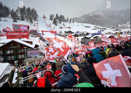 Schweizer Fans mit Flaggen, Adelboden, Schweiz Stockfoto