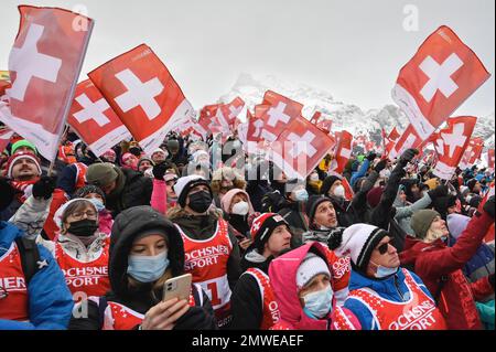 Schweizer Fans mit Flaggen, Adelboden, Schweiz Stockfoto