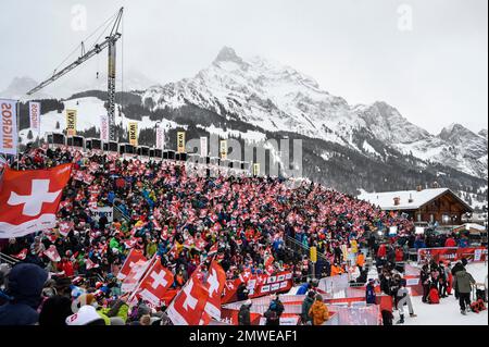 Schweizer Fans mit Flaggen, Adelboden, Schweiz Stockfoto