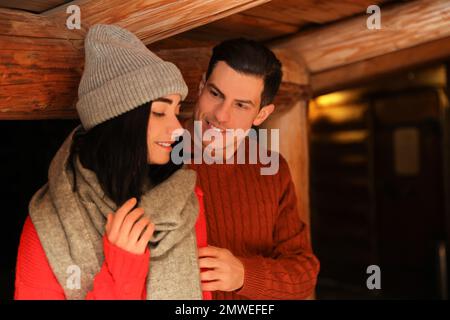 Ein hübsches Paar, das drinnen warme Pullover trägt. Wintersaison Stockfoto