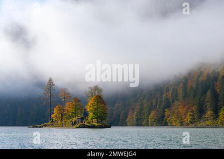 Christlieger Island mit Statue von St. John Nepomuk, Königssee, Schoengau, Berchtesgadener Land, Bayern, Deutschland Stockfoto