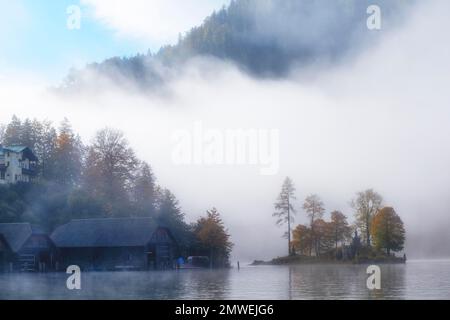 Christlieger Island mit Statue von St. John Nepomuk, Königssee, Schoengau, Berchtesgadener Land, Bayern, Deutschland Stockfoto