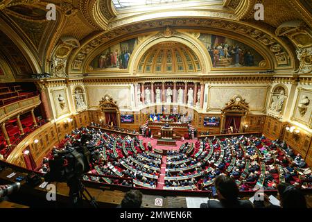 Paris, Frankreich, am 1. Februar 2023. Allgemeine Betrachtung (Übersicht über Atmosphäre oder Ambiance Illustration) während der Rede von Ruslan Stefantchuk (Rouslan Stefantchouk), Vorsitzender des ukrainischen parlaments (Präsident der ukrainischen Rada) im französischen Senat am 1. Februar 2023 in Paris, Frankreich. Foto: Victor Joly/ABACAPRESS.COM Stockfoto