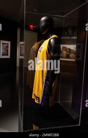 New York, New York, USA. 1. Februar 2023. Pressevorschau für das wertvollste Kobe Bryant Trikot bei Sotheby's ''˜Zenith' Sonderangeboten mit Erinnerungsstücken zur Lakers NBA-Saison 2007-2008. Außerdem werden weitere von Kobe Bryant getragene Artikel in separaten Losen angeboten. (Kreditbild: © Lev Radin/Pacific Press via ZUMA Press Wire) NUR ZUR REDAKTIONELLEN VERWENDUNG! Nicht für den kommerziellen GEBRAUCH! Stockfoto