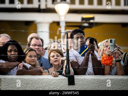 CURACAO - Zuschauer sehen die Begrüßungszeremonie für das königliche Paar und Prinzessin Amalia bei der Ankunft in Curacao. Das königliche Paar und Prinzessin Amalia verließen Aruba auf einem Marineschiff nach Curacao. Die Prinzessin hat eine zweiwöchige Einführung in die Länder Aruba, Curacao und St. Maarten und die Inseln, die die karibischen Niederlande bilden: Bonaire, St. Eustatius und Saba. ANP REMKO DE WAAL niederlande raus - belgien raus Stockfoto