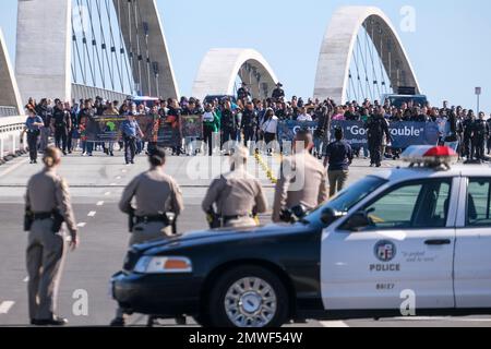 Los Angeles, Usa. 01. Februar 2023. Polizeibeamte und Schüler verschiedener Highschool, zusammen mit Lehrern und Eltern gehen während des dritten jährlichen Good Trouble Walk in Los Angeles. Los Angeles Police Department, Los Angeles School Police, California Highway Patrol, Los Angeles Airport Police Officers, Studenten verschiedener Highschool zusammen mit Lehrern und Eltern nahmen an der dritten jährlichen Good Trouble Walk & Cultural Sensitivity Summit News Conference auf der Sixth Street Bridge Teil. (Foto: Ringo Chiu/SOPA Images/Sipa USA) Guthaben: SIPA USA/Alamy Live News Stockfoto