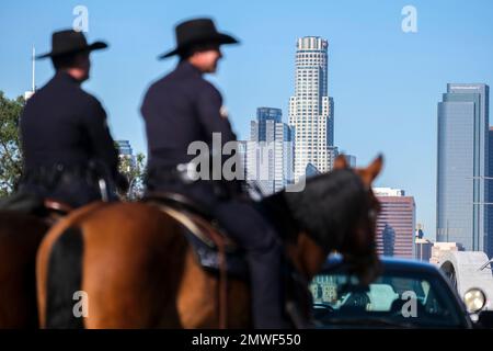 Los Angeles, Usa. 01. Februar 2023. Mitglieder der Los Angeles Police Department Mounted Unit, die während des dritten jährlichen Good Trouble Walk in Los Angeles gesehen wurden. Los Angeles Police Department, Los Angeles School Police, California Highway Patrol, Los Angeles Airport Police Officers, Studenten verschiedener Highschool zusammen mit Lehrern und Eltern nahmen an der dritten jährlichen Good Trouble Walk & Cultural Sensitivity Summit News Conference auf der Sixth Street Bridge Teil. (Foto: Ringo Chiu/SOPA Images/Sipa USA) Guthaben: SIPA USA/Alamy Live News Stockfoto