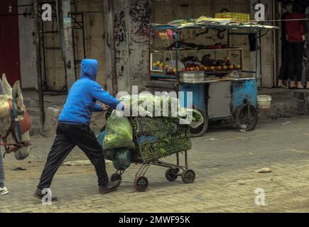 1. Februar 2023, Gaza-Stadt, Gaza-Streifen, Palästina: Palästinensischer Arbeiter schiebt einen Transportwagen mitten auf der Straße im Flüchtlingslager Jabalia während des schlechten Wetters in Gaza-Stadt, 1. Februar 2023. (Kreditbild: © Mahmoud Issa/Quds Net News via ZUMA Press Wire) NUR REDAKTIONELLE VERWENDUNG! Nicht für den kommerziellen GEBRAUCH! Stockfoto